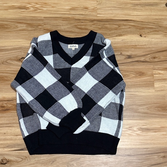 Listicle Sweaters - Listicle Black and White V-Neck Sweater